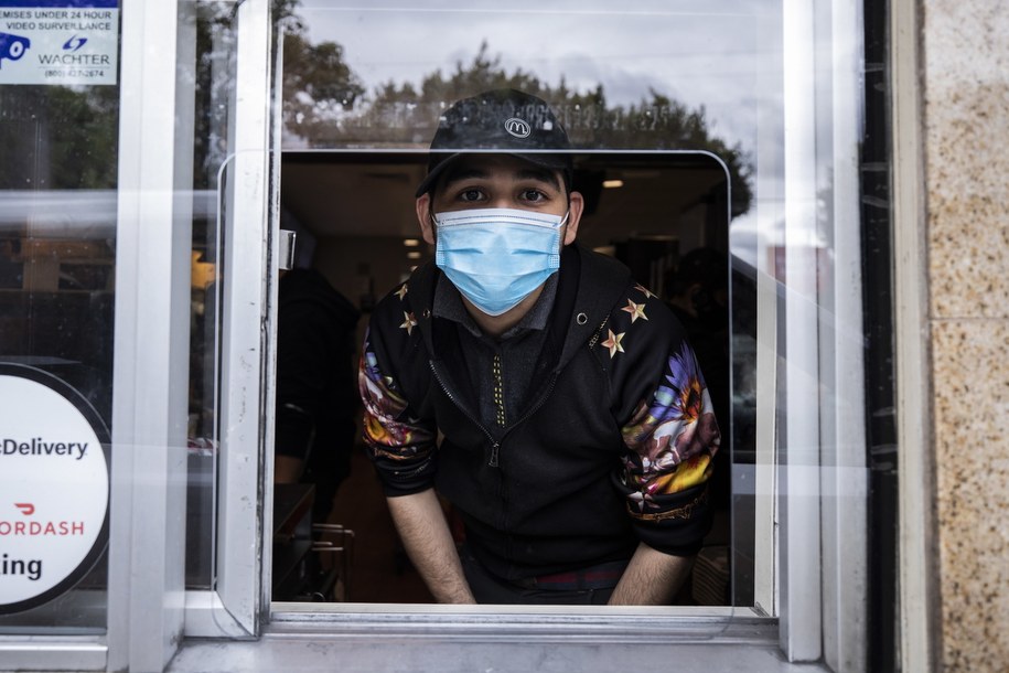 Pracownik restauracji w maseczce ochronnej /ETIENNE LAURENT /PAP/EPA