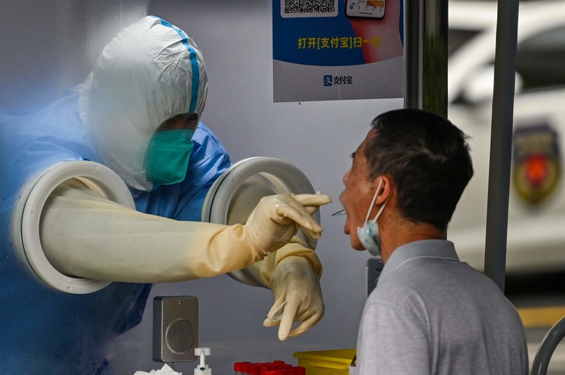 Pracownik służby zdrowia pobiera wymaz na koronawirusa Covid-19 w dzielnicy Jing'an w Szanghaju, 13 czerwca 2022 r. /AFP