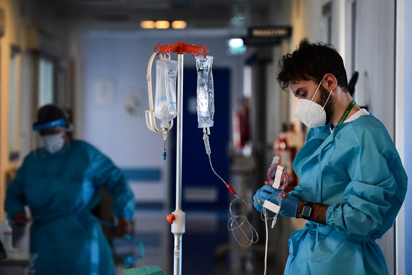 Pracownik służby zdrowia we włoski szpitalu /AFP