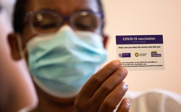 Pracownik służby zdrowia z RPA trzyma swoją kartę szczepień po otrzymaniu szczepionki Johnson and Johnson /NIC BOTHMA /PAP/EPA
