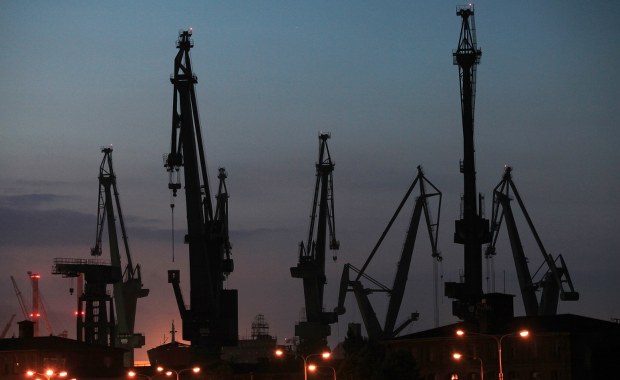 Pracownik stoczni spadł z rusztowania do wody. Przerwano poszukiwania