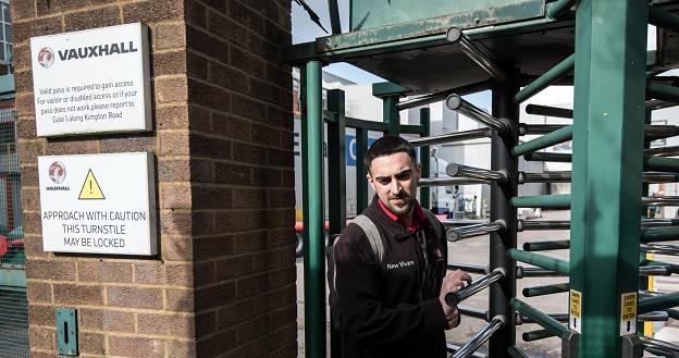 Pracownik Vauxhalla w Ellesmere Port. Fot. Carl Court /Getty Images/Flash Press Media