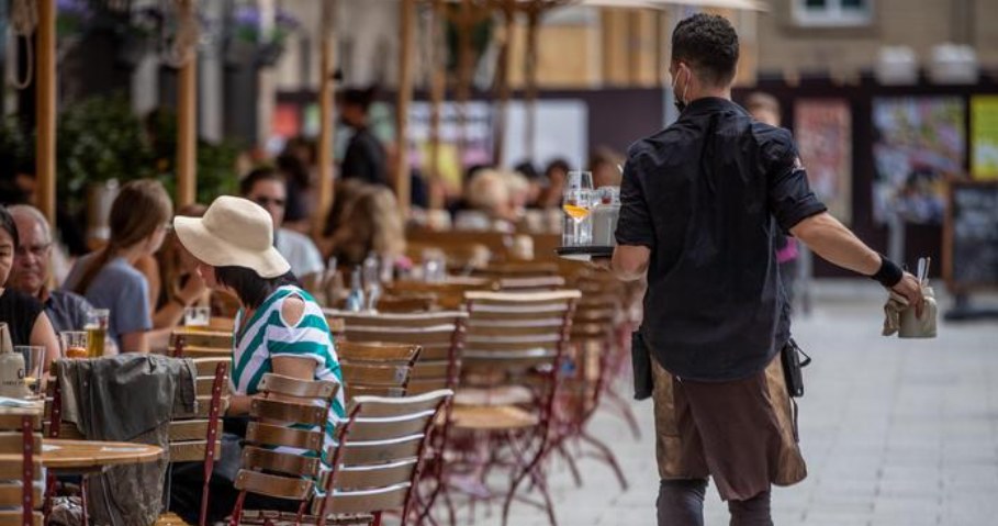 Pracowników brakuje m.in. w restauracjach, pensjonatach i hotelach /Deutsche Welle