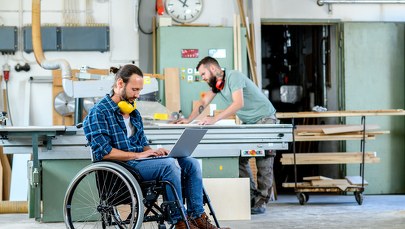 "Pracuj jak wszyscy albo się rozstaniemy". Niepełnosprawni skarżą się na łamanie Kodeksu Pracy
