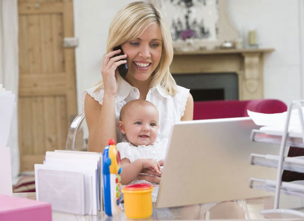 Pracując w domu, Matka nie powoduje namacalnego wzrostu przychodów do budżetu rodzinnego /123RF/PICSEL
