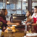 Pracuje dla pieniędzy, mniej dla doświadczenia. Student w Polsce zarabia 1,8 tys. złotych