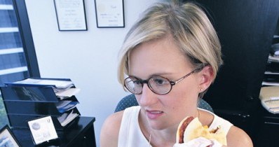Pracujemy na coraz ciaśniejszej przestrzeni, słyszymy rozmowy innych i czujemy zapachy ich lunchów /&copy; Bauer