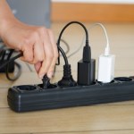 Prąd tanieje, ale rachunki rosną. Eksperci tłumaczą, za co tak naprawdę płacą Polacy