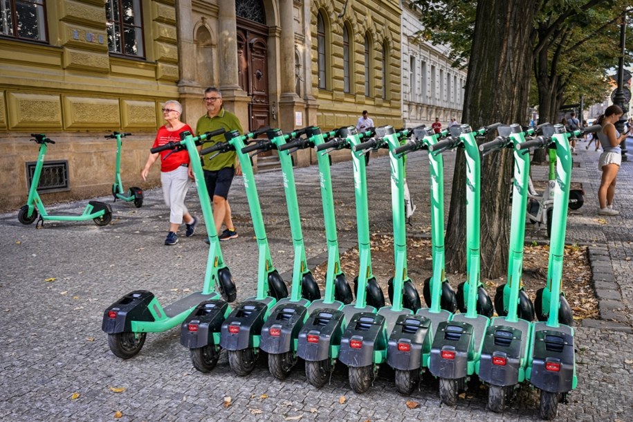 Praga od przyszłego roku żegna możliwość wypożyczania hulajnóg elektrycznych /CTK Photo/Vit Simanek /PAP
