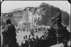 Praga poraniona wojną. Zobacz niepublikowane dotąd zdjęcia