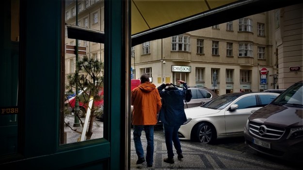 Praga. Widok z perspektywy stolika przez szybę "KAFKA Hummus Café". Sami mamy z żoną "kafkowskie" obsesje. /Bogdan Zalewski /RMF24