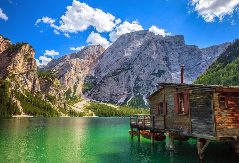 Pragser Wildsee to zachwyca turystów szmaragdowymi wodami, które przepięknie prezentują się zarówno w rzeczywistości, jak i  na zdjęciach /123RF/PICSEL