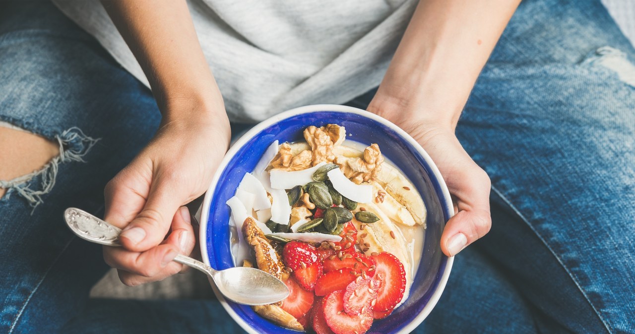 Praktykując mindful eating, możemy bardziej uważnie słuchać sygnałów naszego organizmu i odpowiednio na nie reagować. /123RF/PICSEL