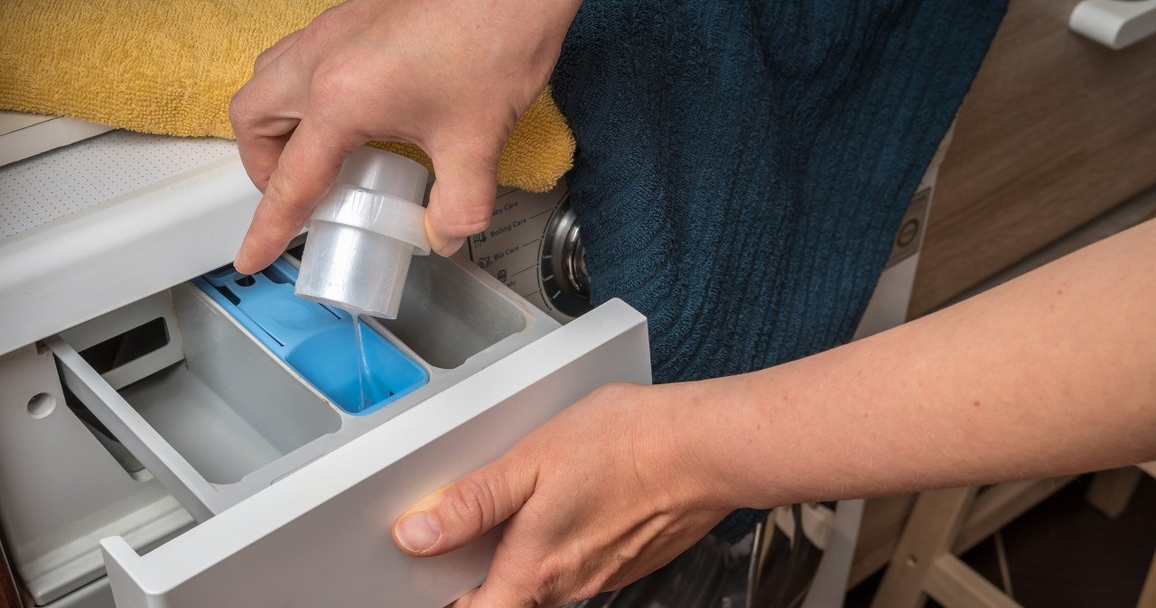 Pralka nie dopiera rzeczy? Niepozorna klapka w komorze na detergent może zadecydować o jakości wyjmowanych po praniu ubrań. Sprawdź jak to możliwe. /Pixel