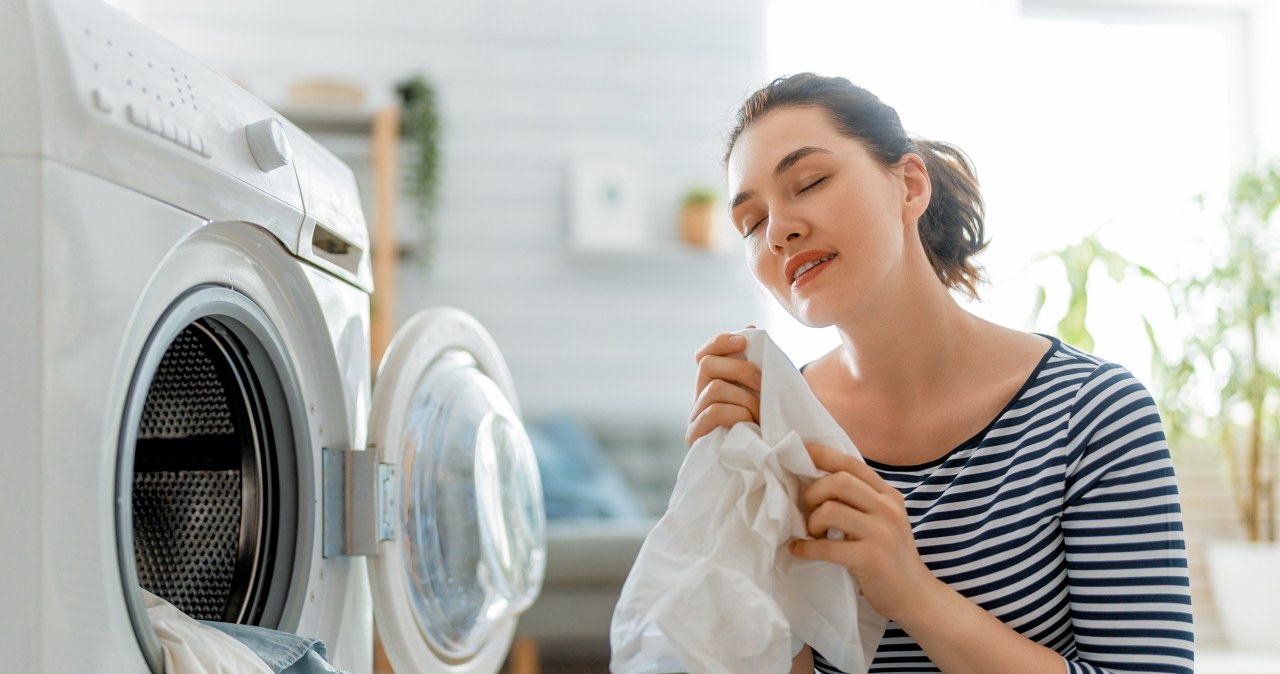 Pranie może być miękkie i pachnące bez użycia gotowego płynu do płukania tkanin. Można przygotować jego ekologiczną wersję w domu. /Pixel