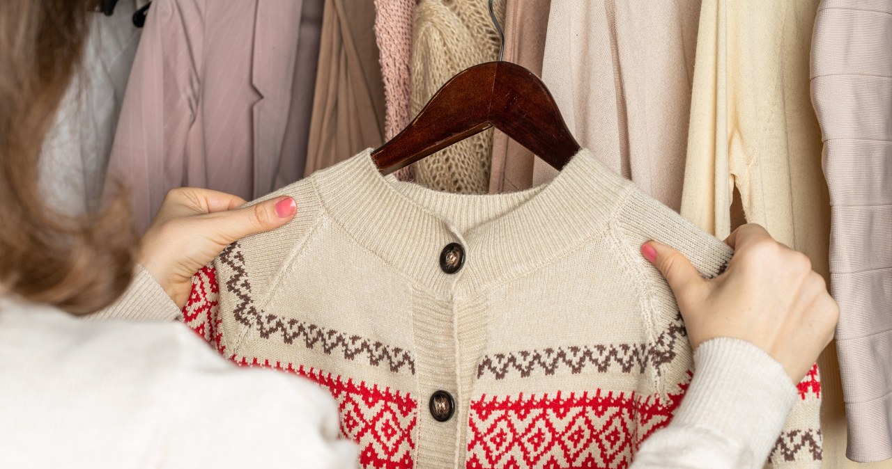 Pranie swetra w pralce może się skończyć jego skurczeniem. Jak uratować sfilcowany sweter? Istnieje pewna domowa metoda. /Pixel