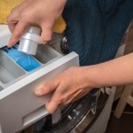 Pranie zamiast białe jest szare? To nie wina proszku, a tej klapki w pralce 