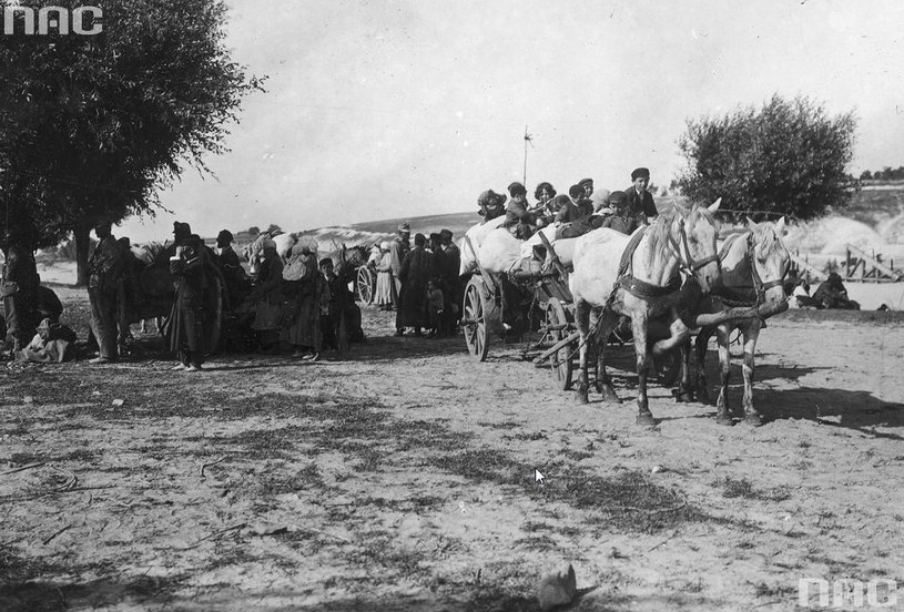 Prawdopodobnie grupa żydowskich uchodźców. W centrum kadru widoczny austro-węgierski żołnierz. Fotografia wykonana najprawdopodobniej w trakcie I wojny światowej /Z archiwum Narodowego Archiwum Cyfrowego