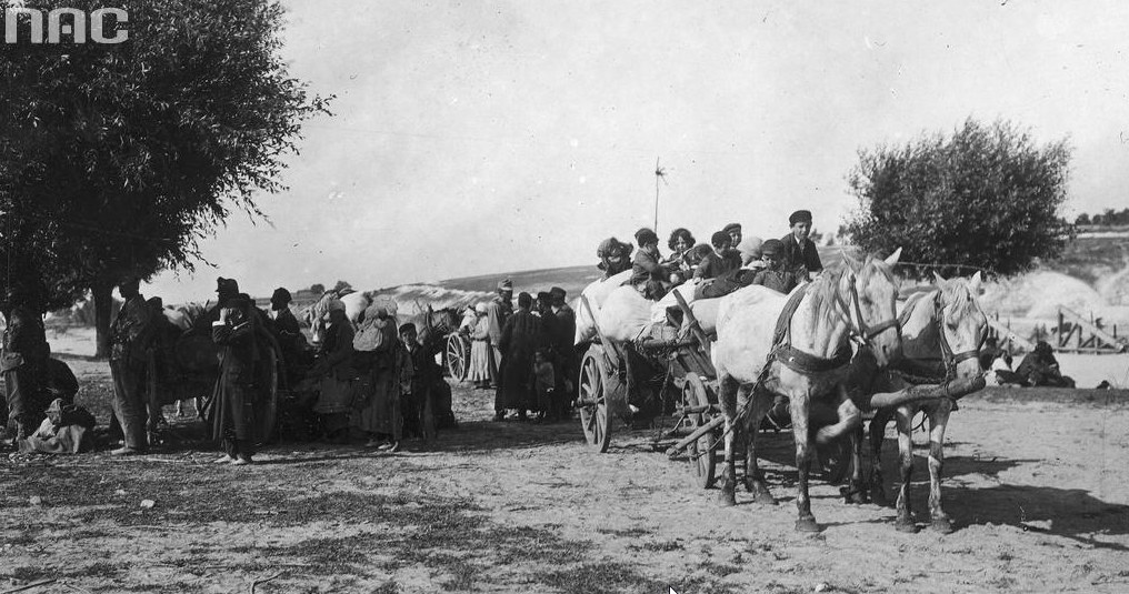 Prawdopodobnie grupa żydowskich uchodźców. W centrum kadru widoczny austro-węgierski żołnierz. Fotografia wykonana najprawdopodobniej w trakcie I wojny światowej /Z archiwum Narodowego Archiwum Cyfrowego