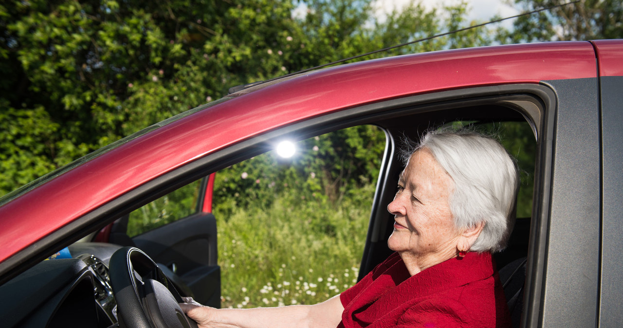 Prawdopodobnie już niebawem kierowcy po 65 roku życia będą musieli przechodzić obowiązkowe badania. /123RF/PICSEL