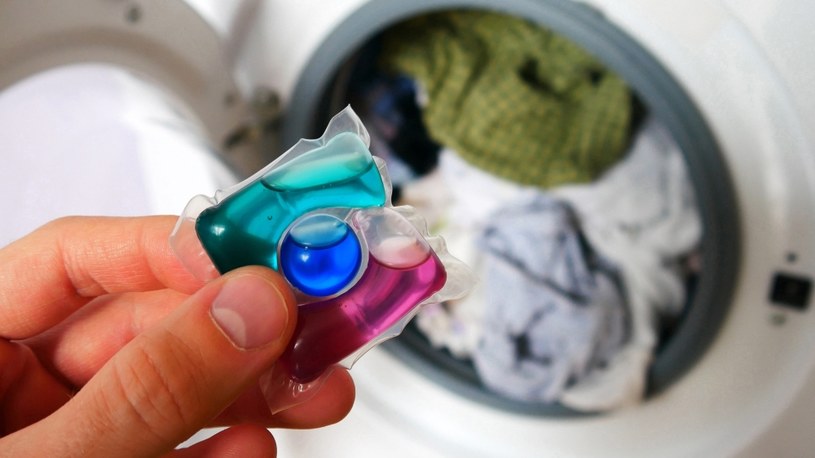Prawdopodobnie źle używasz kapsułek do prania. Kolejność ma znaczenie