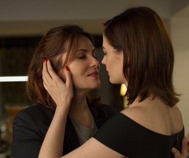 "Prawdziwa historia" była kolejnym filmem Polańskiego, w którym główną rolę powierzył swojej żonie - Emmanuelle Seigner. Co więcej - gdyby nie ona, reżyser w ogóle nie nakręciłby tego obrazu, będącym ekranizacją książki francuskiej pisarki Delphine de Vigan. "Nie znałem ani autorki, ani książki. Emmanuelle mi ją podsunęła. Powiedziała, że to może być materiał na następny film. O ile dobrze pamiętam, na odchodnym rzuciła, że byłaby tam rola dla niej" - wyznał Polański.

Reżyser przystał na to, by jego żona zagrała poczytną pisarkę, która cierpi na brak weny. W kobietę, która odmienia jej życie, wspiera swoją przyjaciółkę, ale i osacza, wcieliła się Eva Green.