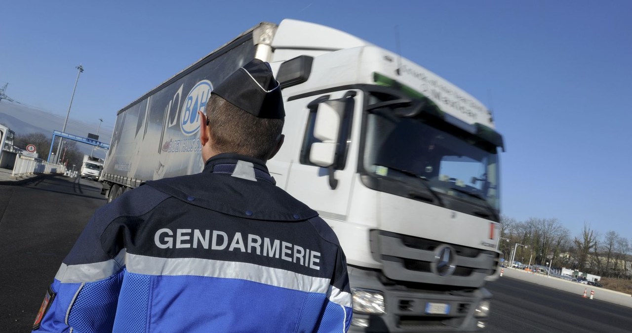 Prawdziwa żandarmeria dokonuje zatrzymań np. przy bramkach autostradowych /AFP