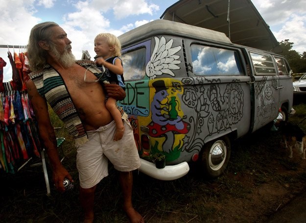 Prawdziwi hipisi nawet na starość nie porzucają swoich VW... /Getty Images/Flash Press Media