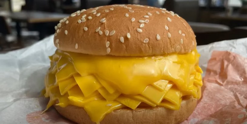 Prawdziwy cheeseburger, jedyne co jest w środku to ser /WFAA /YouTube