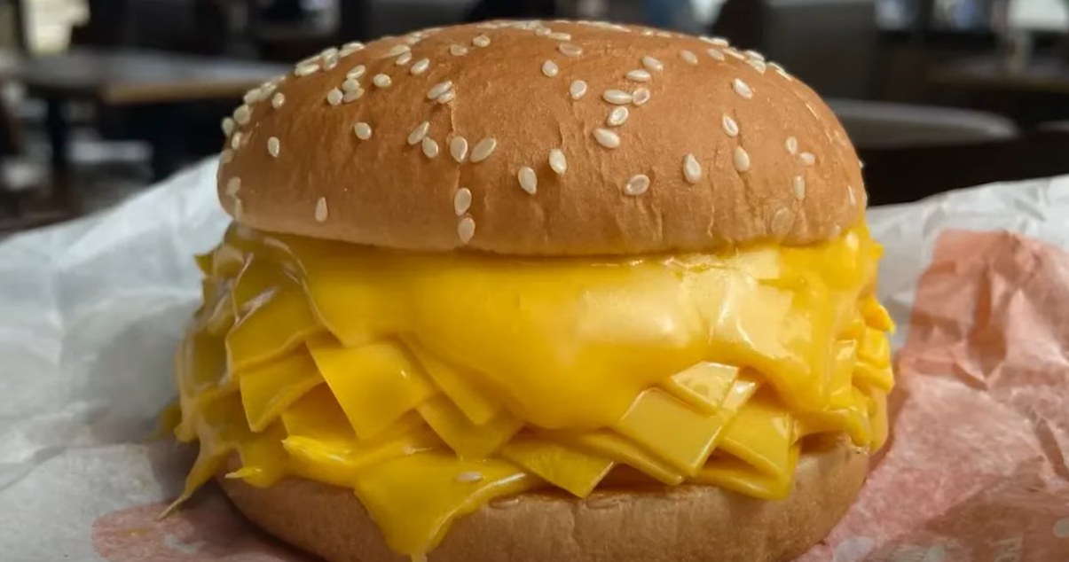 Prawdziwy cheeseburger, jedyne co jest w środku to ser /WFAA /YouTube