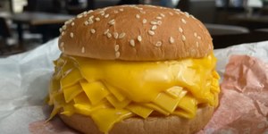 „Prawdziwy cheeseburger”. Nie ma w nim mięsa, za to jest 20 plasterków sera 