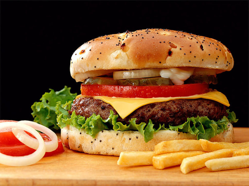 Prawdziwy hamburger powinien być robiony na ruszcie /123RF/PICSEL