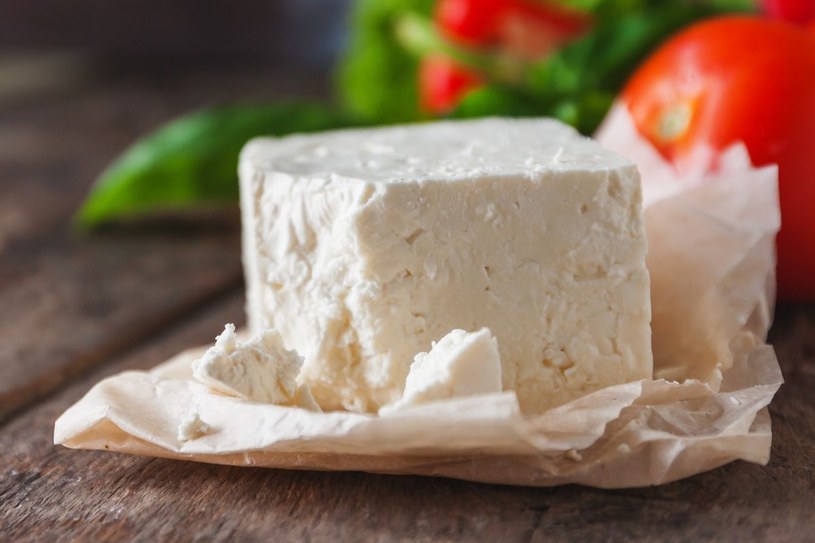 Prawdziwy ser feta produkowany jest z niepasteryzowanego mleka koziego i owczego /123RF/PICSEL