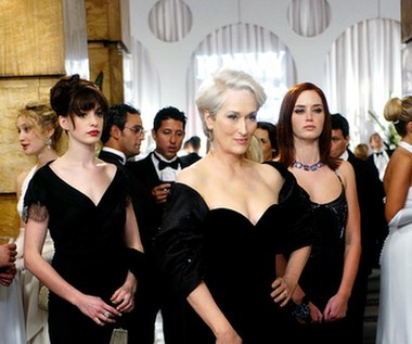 Prawdziwym przełomem w karierze gwiazdy okazał się jednak udział w filmie "Diabeł ubiera się u Prady" (2006) - u boku Meryl Streep i Anne Hathaway. Komedia okazała się kasowym sukcesem, a Blunt otrzymała za rolę w niej nominację do Złotego Globu, co dało jej szansę na awans do czołówki najlepszych hollywoodzkich aktorek. To właśnie ten film zobaczyć można na antenie Polsatu w czwartek o 20:05. 