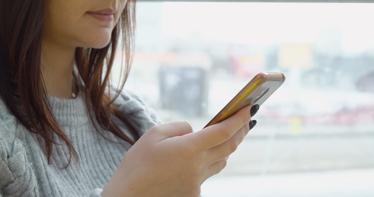 Prawidłowa postawa podczas korzystania z telefonu ma wpływ na to, jak będzie wyglądał nasz podbródek /123RF/PICSEL