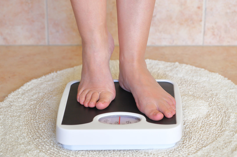 Prawidłowa utrata wagi to mniej więcej 0,5-1 kg tygodniowo /123RF/PICSEL
