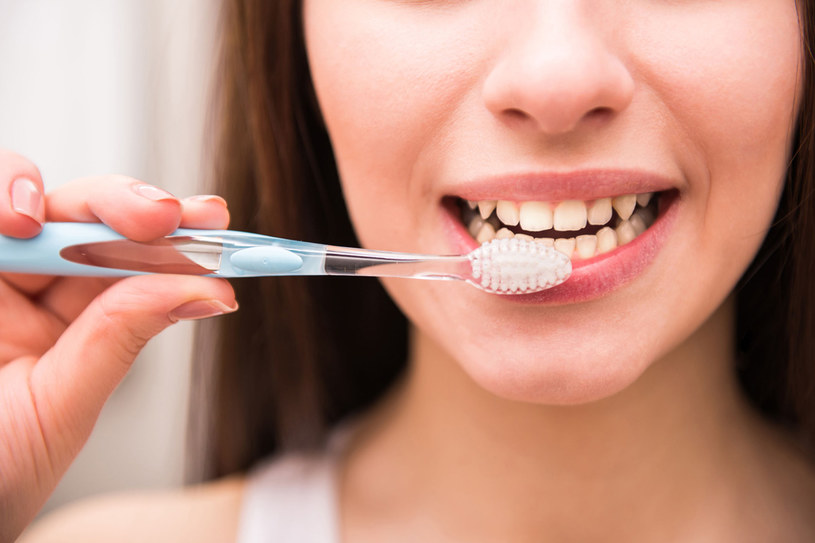 Prawidłowe czyszczenie zębów to gwarancja zdrowego uśmiechu. Zacznij od podstaw /123RF/PICSEL