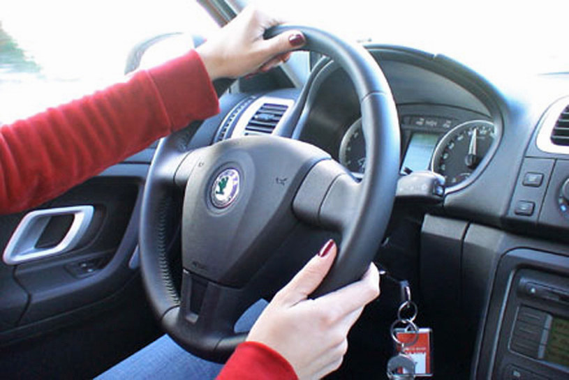 Prawidłowe trzymanie kierownicy to bardzo istotna kwestia, mająca duży wpływ na bezpieczeństwo /INTERIA.PL