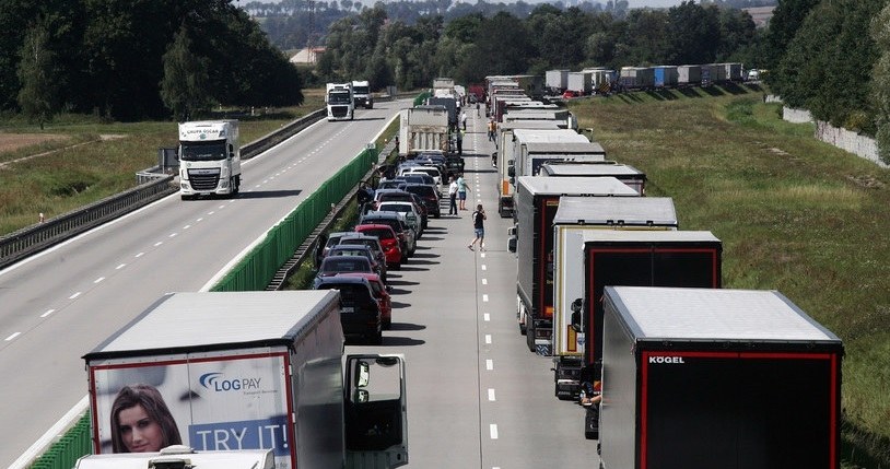 Prawidłowe tworzenie korytarza życia to obowiązek, ale nie zawsze chroni on przed mandatem /Piotr Krzyżanowski /East News