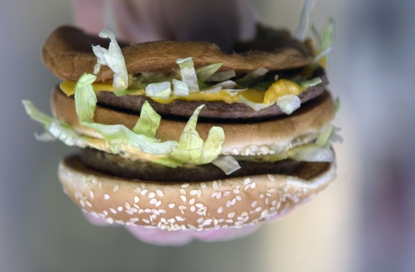 Prawidłowo burgera powinno się jeść... do góry nogami /AFP