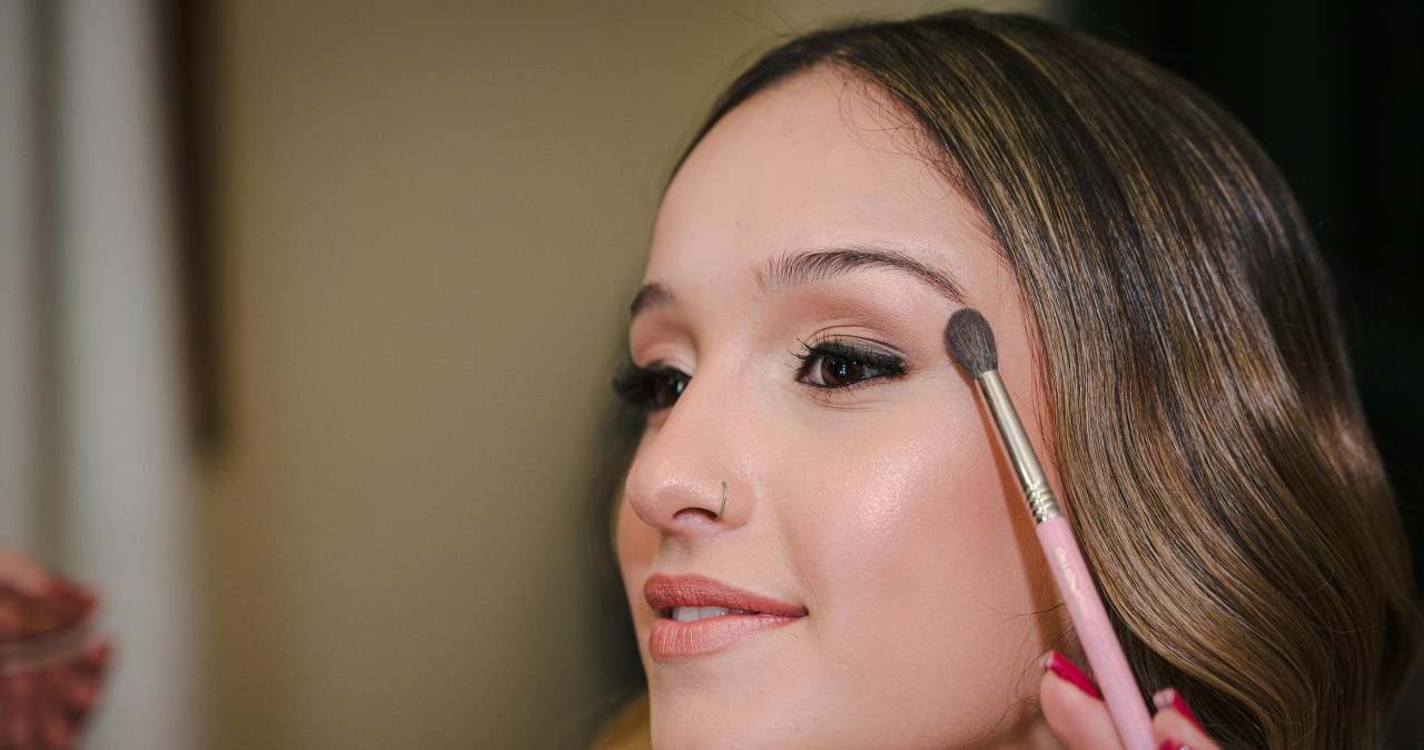 Prawidłowo użyty bronzer sprawia, że twarz jest optycznie szczuplejsza /daniel duarte /pexels.com