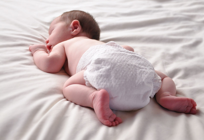 Prawidłowy chwyt niemowlaka jest bezpieczny dla malucha i wygodniejszy dla rodzica /123RF/PICSEL