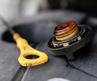 Prawidłowy poziom oleju na bagnecie. Jak oraz ile go wlać do silnika?