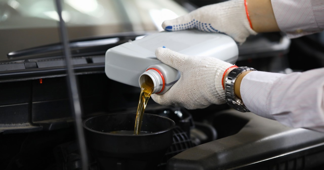 Prawidłowy poziom oleju to podstawa. Ale nie powinno się wlewać oleju do ciepłego silnika, to proszenie się o kłopoty. /123RF/PICSEL