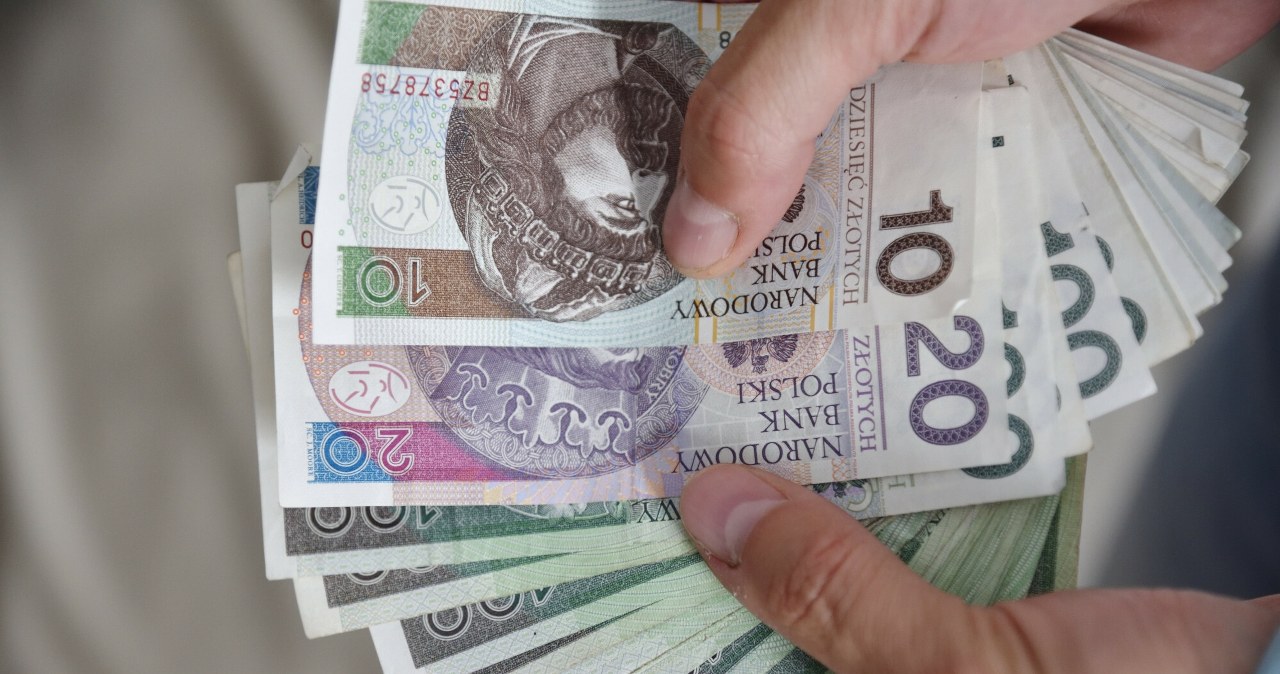 ​Prawie 1 tys. zł dodatku do pensji w lutym. Kto może liczyć na taką premię? /Bartlomiej Magierowski /East News