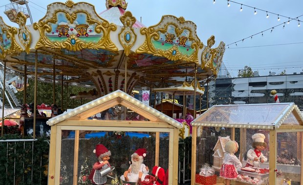 Prawie 100 kramów na Jarmarku Bożonarodzeniowym na rynku  w Katowicach 