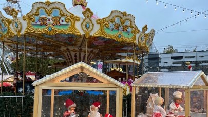 Prawie 100 kramów na Jarmarku Bożonarodzeniowym na rynku  w Katowicach 