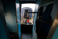 Prawie 140 ofiar katastrofy kolejowej w Indiach. Są problemy z identyfikacją