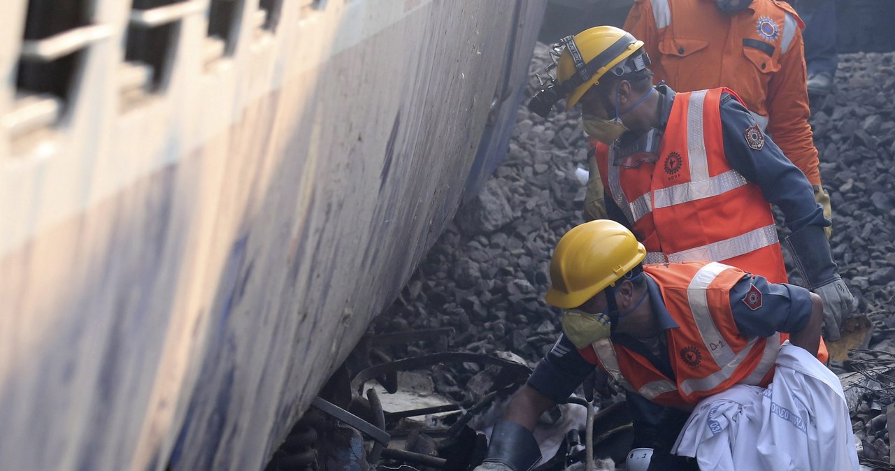 Prawie 140 ofiar katastrofy kolejowej w Indiach. Są problemy z identyfikacją
