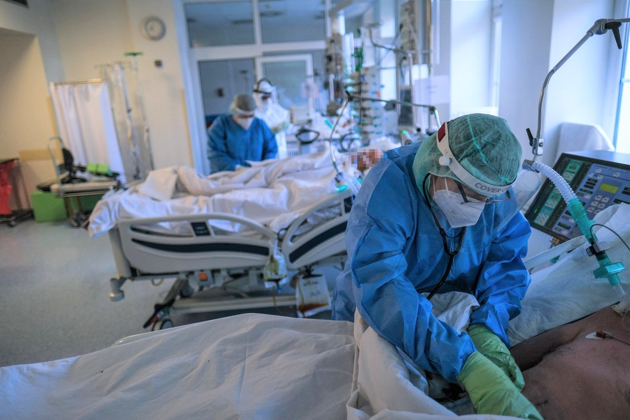 Prawie 22 tys. nowych zakażeń koronawirusem w Polsce. Ponad 2300 zajętych respiratorów